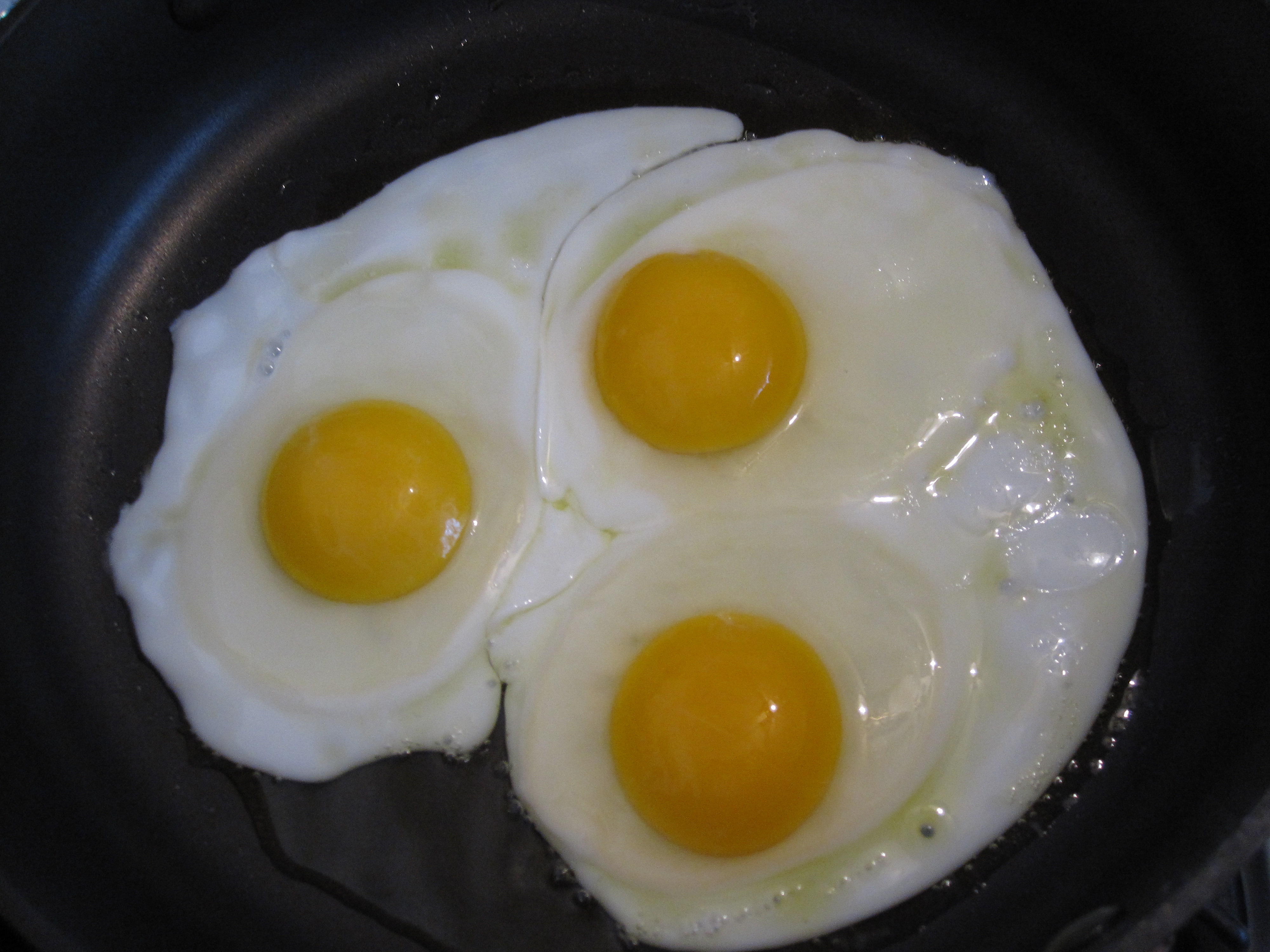 Eggs up. Санни Сайд ап яйца. Яичница. Яичница 3 яйца. Жареные яйца.